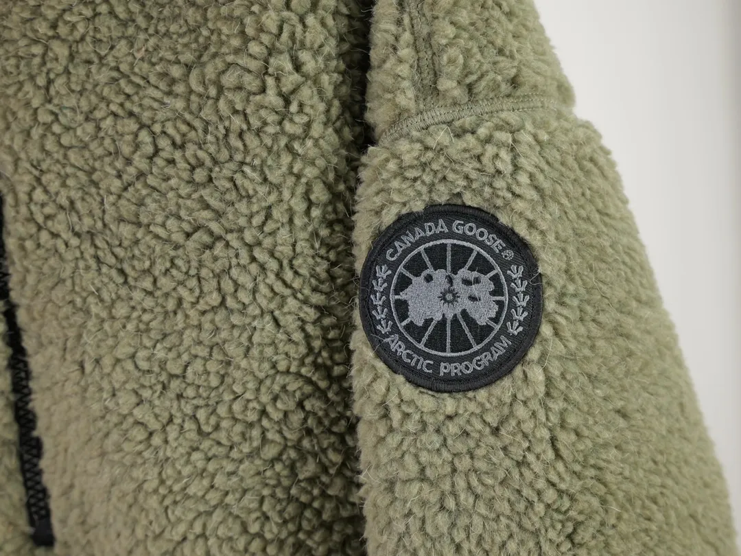 P620 Canada Goose/Canada Goose Shearling Jacket Simcoe Shearling Zip Jacket is made from Kind artificial long-hair sherpa, our new generation of wool fleece that helps keep the earth cold and the people on it warm. It features dropped shoulders, a high collar and an adjustable waist hem with internal drawstrings. Standard embroidery color label; top-quality goose Simcoe lambskin Color: Apricot Pink Black Gray White Army Green Size: S M L